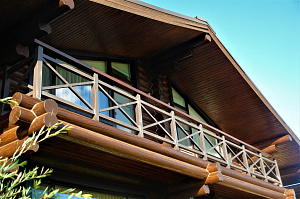 крашеный деревянный дом