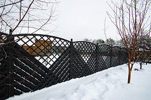 темные шпалеры из дерева