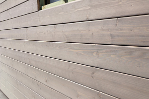 Не просто обшивка, а комплексное решение: вентилируемый фасад, индивидуальный водосток и единый стиль — дом, который будет служить десятилетиями