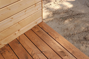 Не просто обшивка, а архитектурное высказывание: вертикальный планкен, идеальные зазоры и мембрана для долгой жизни дома