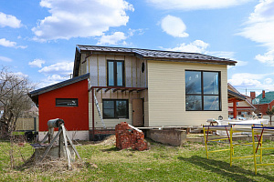 Фасад с характером: Сочетание лиственницы, сосны и камня в Honka Family Club