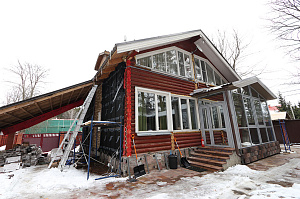 Бревенчатый дом больше не нуждается в ремонте каждые 5 лет: как вентилируемый фасад и цоколь White Hills решили проблему навсегда