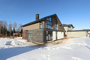 Элегантный фасад и свесы: монтаж планкена в Gatchina Villages - 2