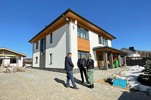 Современный комбинированный фасад: преображение коттеджа в КП 