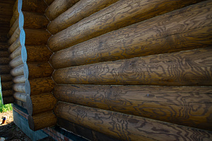 крашеный деревянный дом