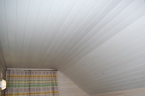 отделка потолка белой вагонкой