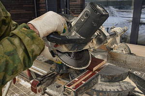 распил деревянных панелей