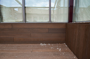 Инженерное совершенство: алюминиевые лаги, термоясень и скрытый крепеж в проекте для банка