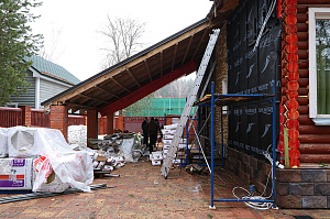 Бревенчатый дом больше не нуждается в ремонте каждые 5 лет: как вентилируемый фасад и цоколь White Hills решили проблему навсегда