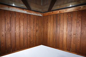 Холодная монументальность камня и живое тепло дерева — идеальный дуэт для фасада, который не оставит равнодушным