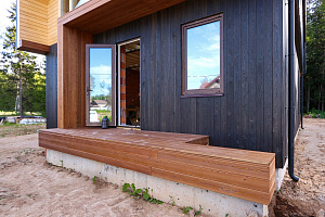 Не просто обшивка, а архитектурное высказывание: вертикальный планкен, идеальные зазоры и мембрана для долгой жизни дома