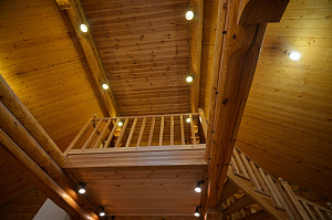 Отдела деревом в доме