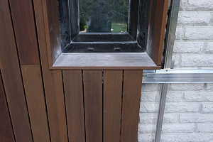 Скрытый крепёж САМО, цеховая покраска и масло Renner: почему термоясень — лучший выбор для статусного дома в Ленинградской области