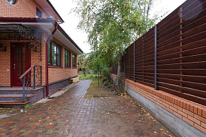 Элегантный забор из планкена и кирпича на Прохладном озере