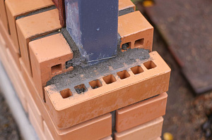 Элегантный забор из планкена и кирпича на Прохладном озере