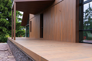 Скрытый крепёж САМО, цеховая покраска и масло Renner: почему термоясень — лучший выбор для статусного дома в Ленинградской области