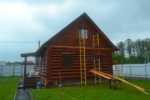 дом из бревна крашеный