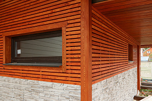 Фасад с характером: Сочетание лиственницы, сосны и камня в Honka Family Club