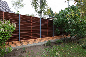 Элегантный забор из планкена и кирпича на Прохладном озере