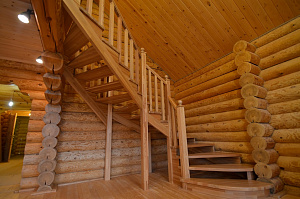 Лестница в деревянном доме