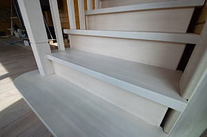 ступени под лаком renner