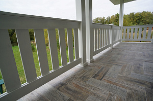 белые ограждения террасы