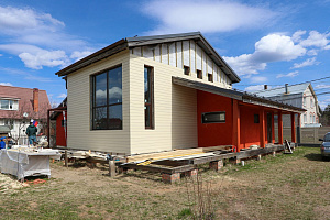 Фасад с характером: Сочетание лиственницы, сосны и камня в Honka Family Club