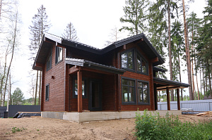 Комплекс работ по покраске деревянного дома с балками на террасе и стобами