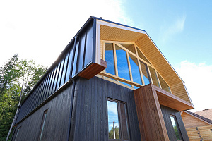 Не просто обшивка, а архитектурное высказывание: вертикальный планкен, идеальные зазоры и мембрана для долгой жизни дома