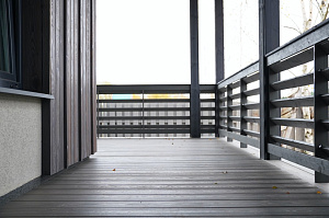 Изысканная терраса из сибирской лиственницы в Солнечной Долине