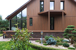 Скрытый крепёж САМО, цеховая покраска и масло Renner: почему термоясень — лучший выбор для статусного дома в Ленинградской области