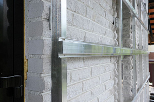 Скрытый крепёж САМО, цеховая покраска и масло Renner: почему термоясень — лучший выбор для статусного дома в Ленинградской области