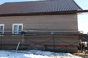 Не просто обшивка, а комплексное решение: вентилируемый фасад, индивидуальный водосток и единый стиль — дом, который будет служить десятилетиями