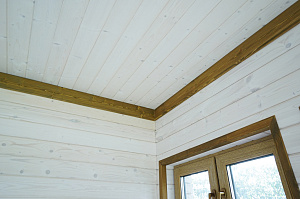 Шепот дерева: Завершенные работы по отделке стен и потолков в Кармолино