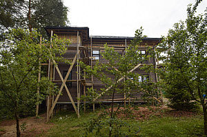 Отделка фасада дома лиственничным планкеном с запилом под 45 градусов без вертикальных накладок