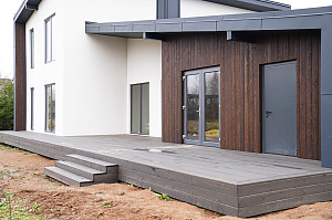 Премиальная отделка фасада и террасы лиственницей: проект ЛесоБиржи на Ладожские Берега