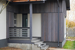 Изысканная терраса из сибирской лиственницы в Солнечной Долине