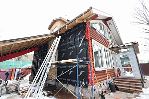 Бревенчатый дом больше не нуждается в ремонте каждые 5 лет: как вентилируемый фасад и цоколь White Hills решили проблему навсегда