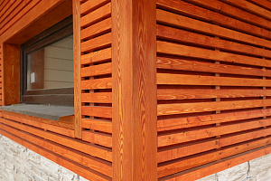 Фасад с характером: Сочетание лиственницы, сосны и камня в Honka Family Club