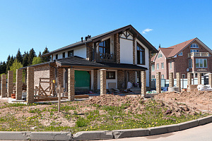 Фасад в стиле Шале: Изысканный коттедж в Новом Щеглово от Лесобиржи-Спб