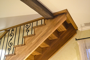 лестница с кованными элементами