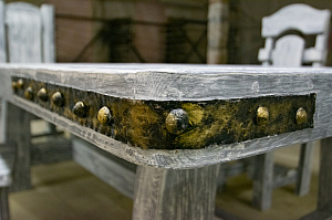 стол с металлическими клепками
