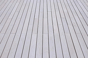 Эксклюзивная терраса из термоясеня на эксплуатируемой кровле в Санкт-Петербурге