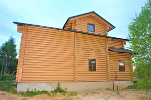 крашеный дом из бревна