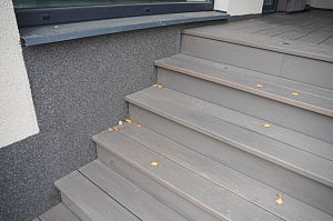 Изысканная терраса из сибирской лиственницы в Солнечной Долине