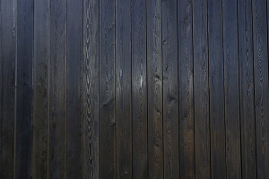 Не просто обшивка, а архитектурное высказывание: вертикальный планкен, идеальные зазоры и мембрана для долгой жизни дома