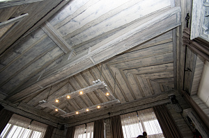 внутренняя отделка брашированным и крашеный планкеном