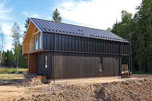 Не просто обшивка, а архитектурное высказывание: вертикальный планкен, идеальные зазоры и мембрана для долгой жизни дома