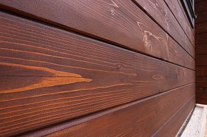 Комплекс работ по покраске деревянного дома с балками на террасе и стобами