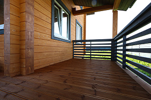 Карцево: шлифовка и покраска дома из клеёного бруса для «Нордвуд» — защита Tikkurila Pinja W-Oil (5070) и акценты RAL 7024